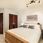 Skyhill Oasis With Hot Tub, Walk To Universal Studios