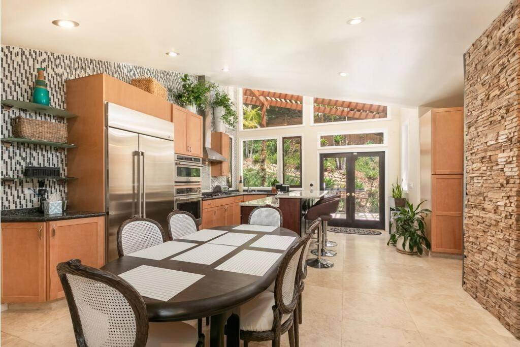 Skyhill Oasis With Hot Tub, Walk To Universal Holiday home