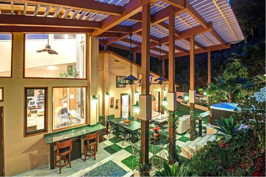 Skyhill Oasis With Hot Tub, Walk To Universal Holiday home