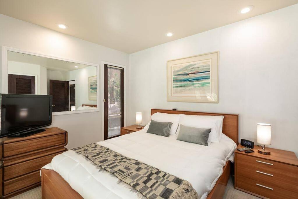 Skyhill Oasis With Hot Tub, Walk To Universal Holiday home Los Angeles