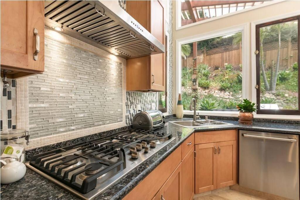 Skyhill Oasis With Hot Tub, Walk To Universal Holiday home Los Angeles