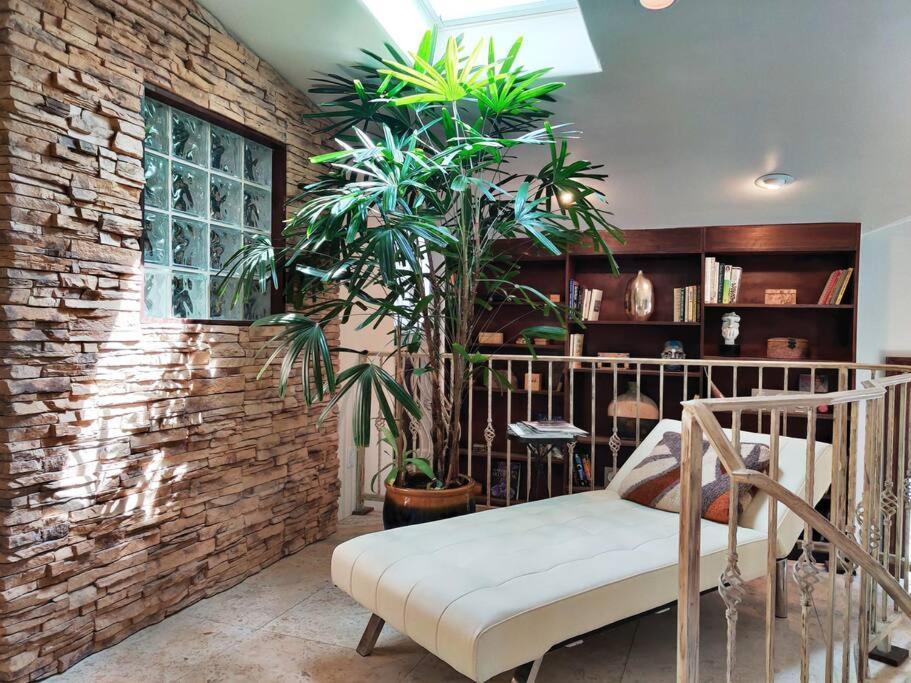 Skyhill Oasis With Hot Tub, Walk To Universal Holiday home *
