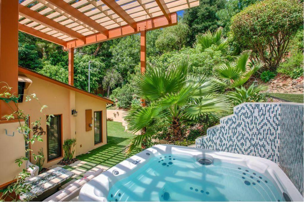 Holiday home Skyhill Oasis With Hot Tub, Walk To Universal Los Angeles